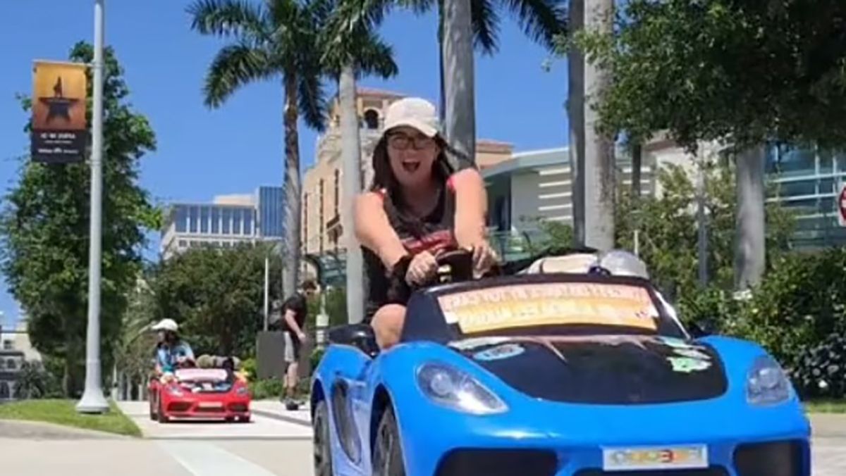 Подруги захотели установить мировой рекорд езды на игрушечных машинках Подруги захотели установить мировой рекорд езды на игрушечных машинках