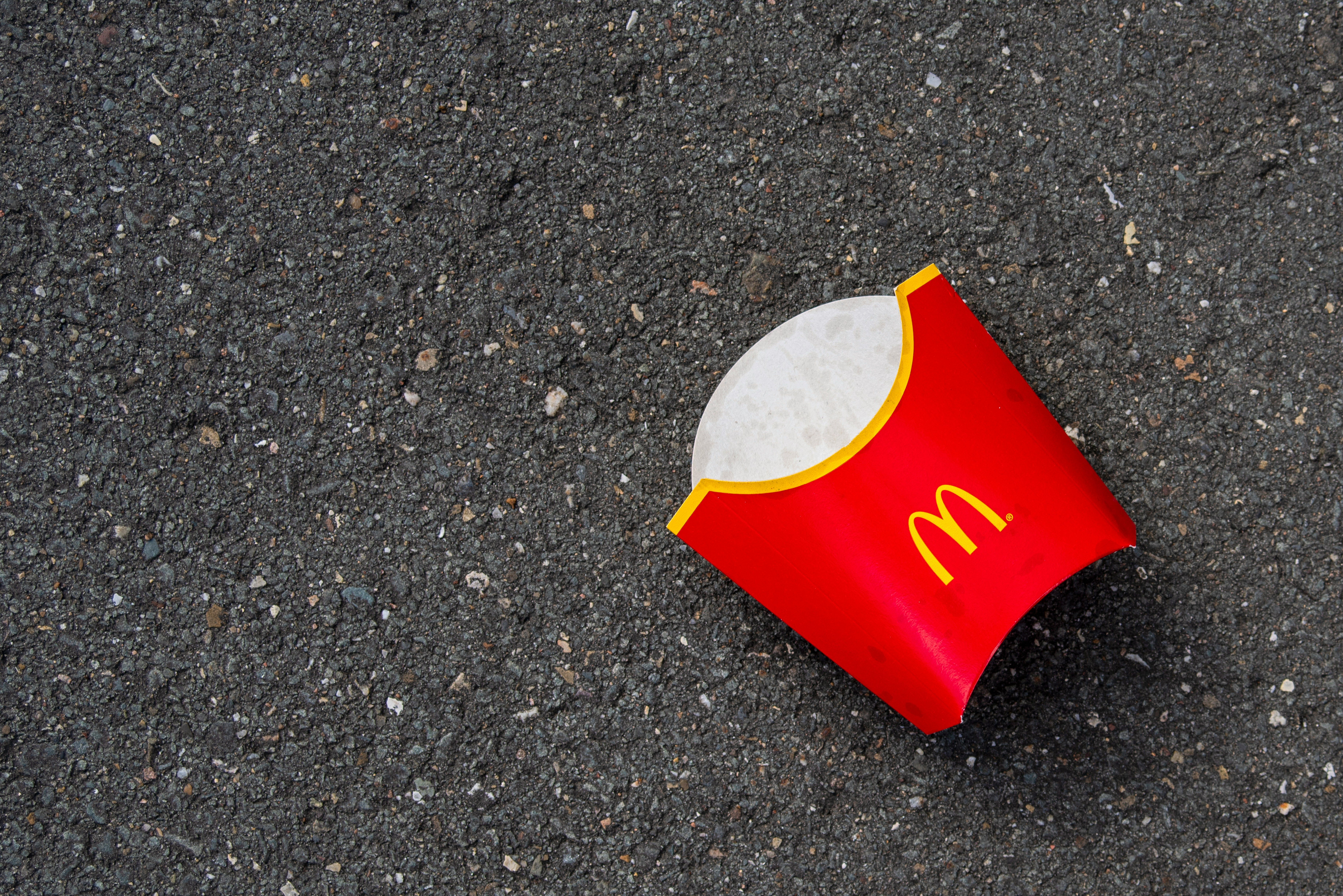 Чоловік зробив експеримент з McDonald's – він замовив бургер без нічого