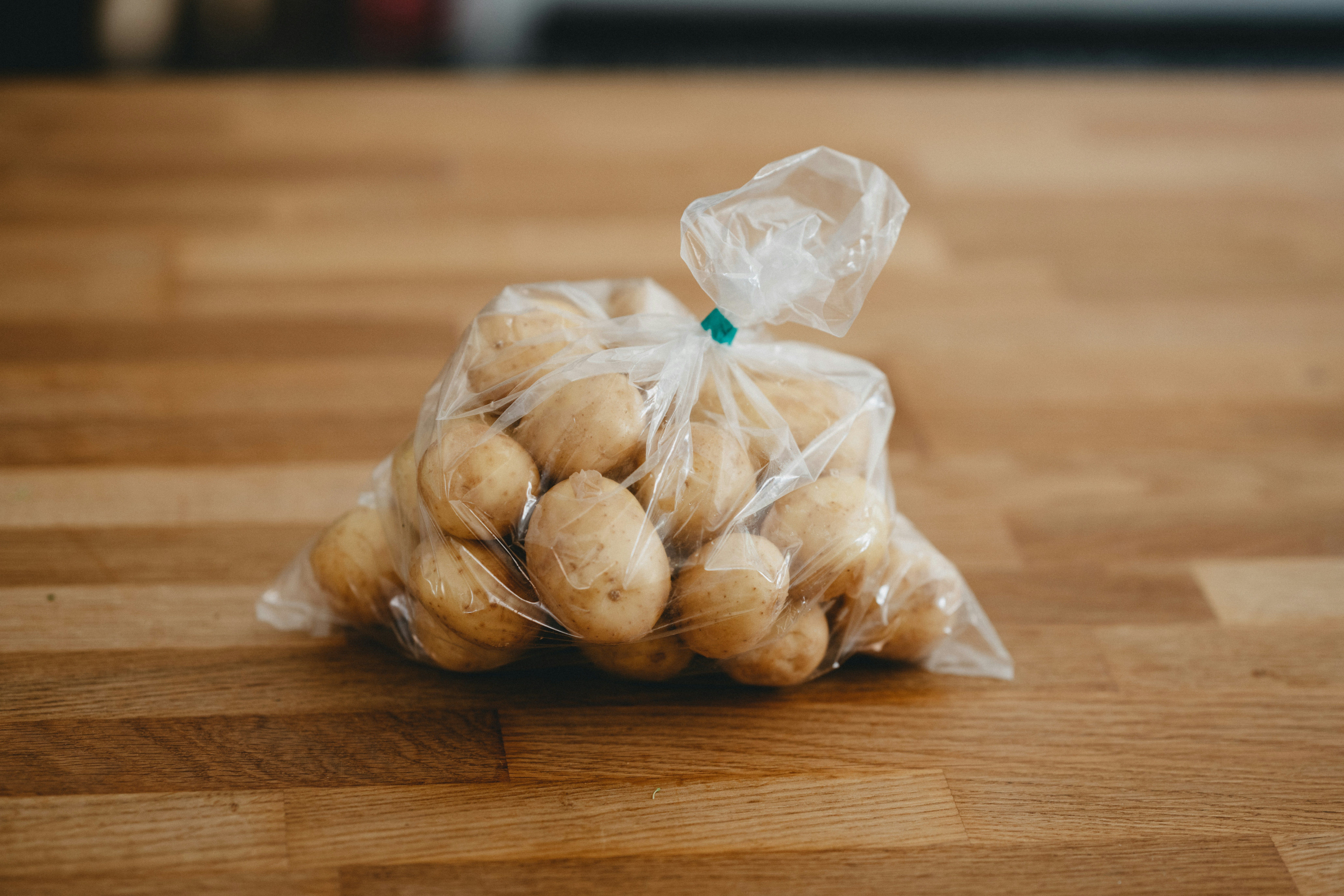 Семья в Британии нашла в пакете с картофелем змею