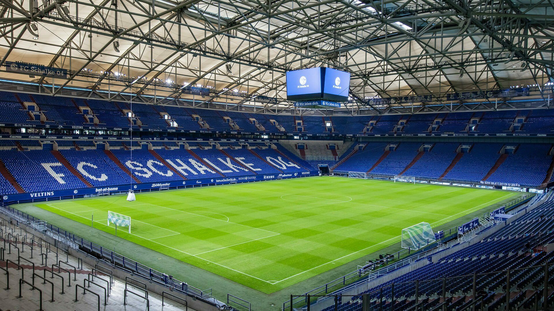 Болельщик Англии после матча с Сербией проснулся на стадионе после матча с Сербией Болельщик Англии после матча с Сербией проснулся на стадионе после матча с Сербией