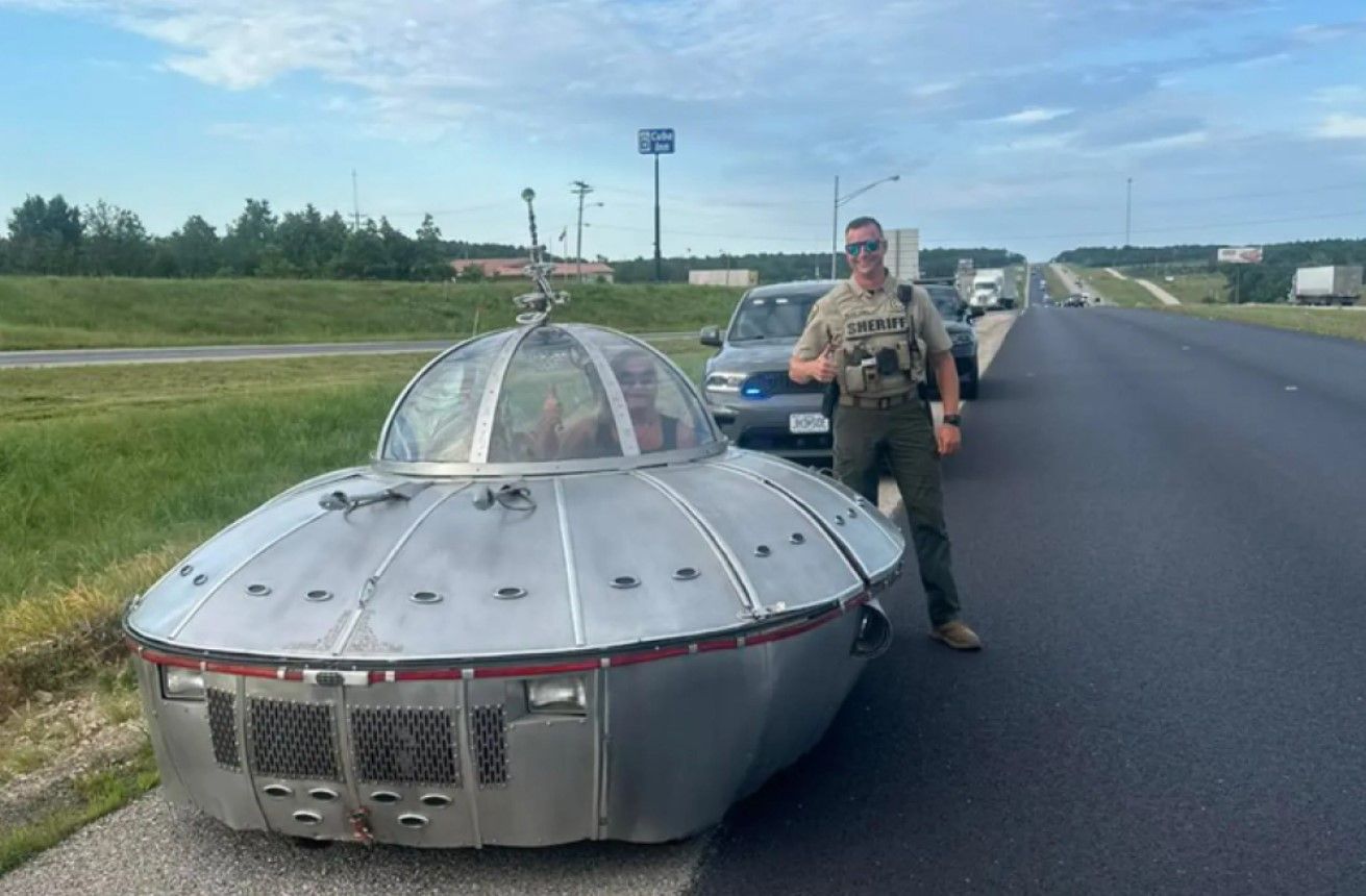 Полиция остановила НЛО на дороге в Миссури – курьезные фото Полиция остановила НЛО на дороге в Миссури – курьезные фото