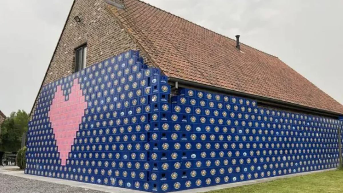 Молодожены обнаружили, что их дом заставлен пивными ящиками Молодожены обнаружили, что их дом заставлен пивными ящиками