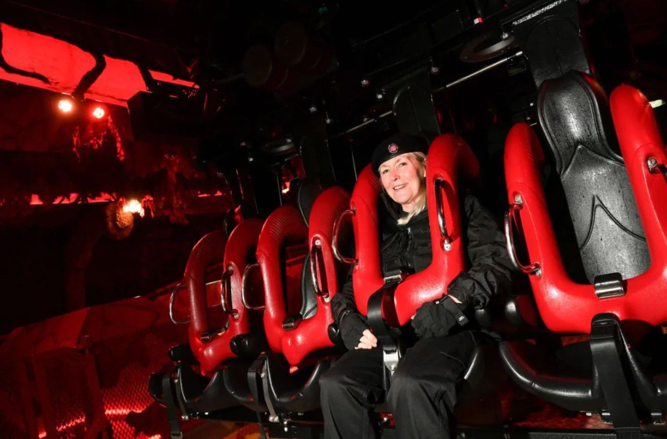 Бабушка стала первым в истории тестировщиком аттракционов Бабушка стала первым в истории тестировщиком аттракционов