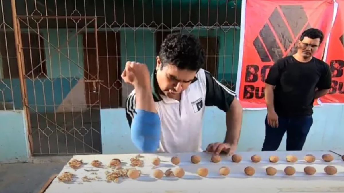 Мужчина расколол 169 орехов за 30 секунд и попал в Книгу рекордов Гиннеса Мужчина расколол 169 орехов за 30 секунд и попал в Книгу рекордов Гиннеса