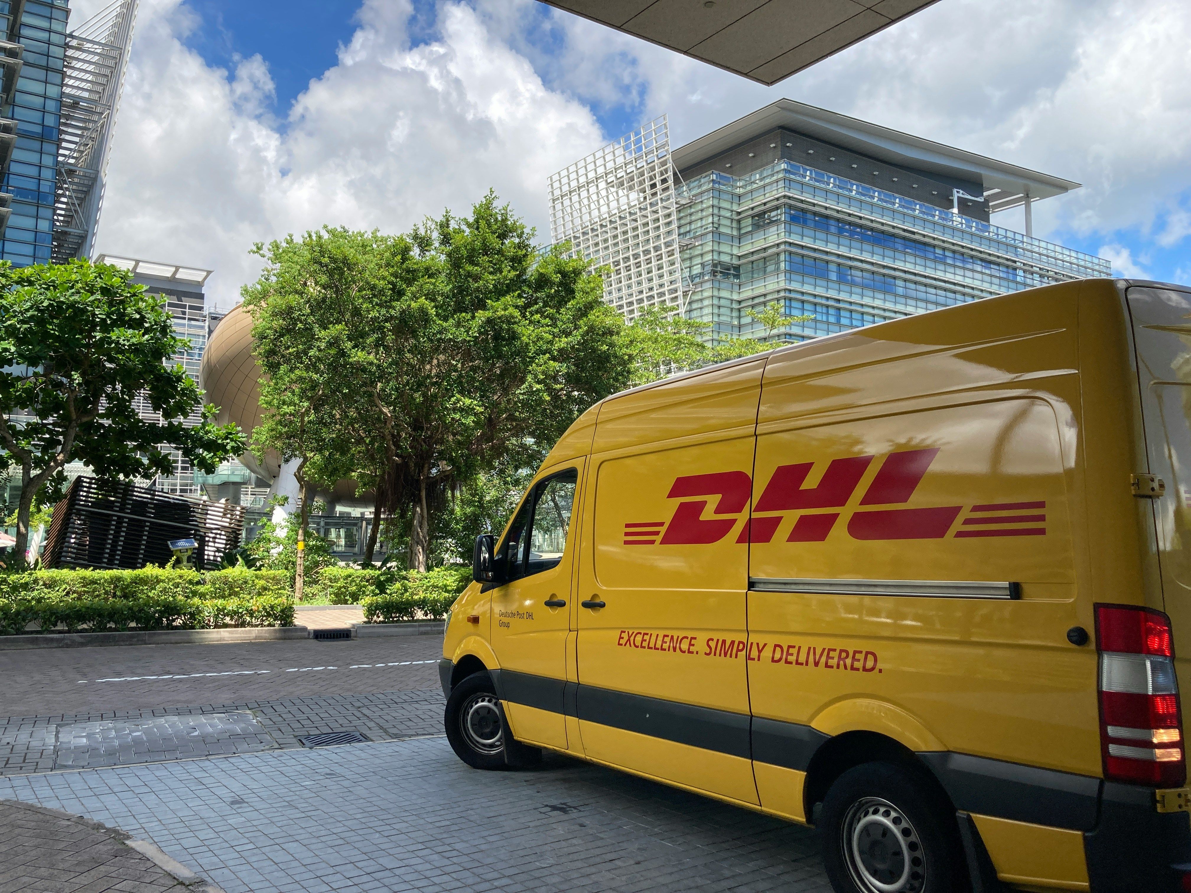 В Дортмунде спасли подростка, который застрял в коробке для посылок DHL  В Дортмунде спасли подростка, который застрял в коробке для посылок DHL