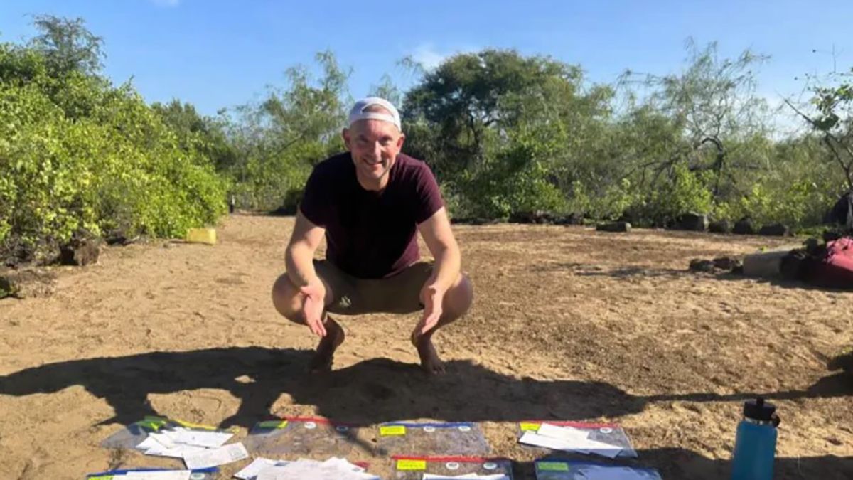 Чоловік подолав 50 000 кілометрів, щоб доставити 50 листів по всьому світу Чоловік подолав 50 000 кілометрів, щоб доставити 50 листів по всьому світу