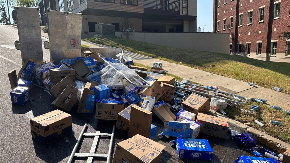 В США из фуры выпали ящики с пивом - они почти не повредились В США из фуры выпали ящики с пивом - они почти не повредились