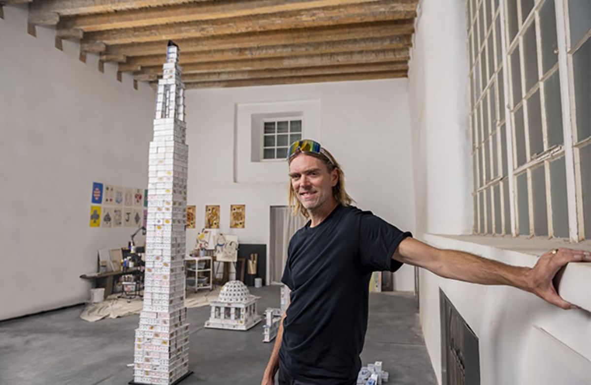 Мужчина побил мировой рекорд, построив самый высокий карточный домик Мужчина побил мировой рекорд, построив самый высокий карточный домик