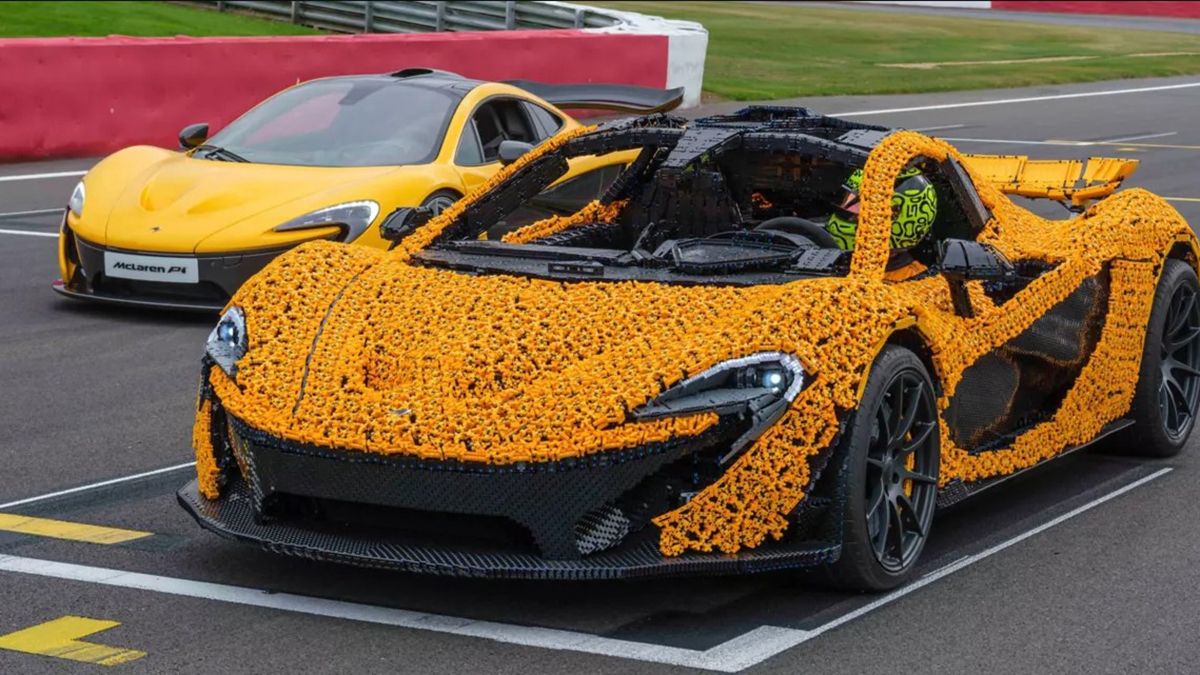 Суперкар McLaren собрали из деталей конструктора Lego Суперкар McLaren собрали из деталей конструктора Lego