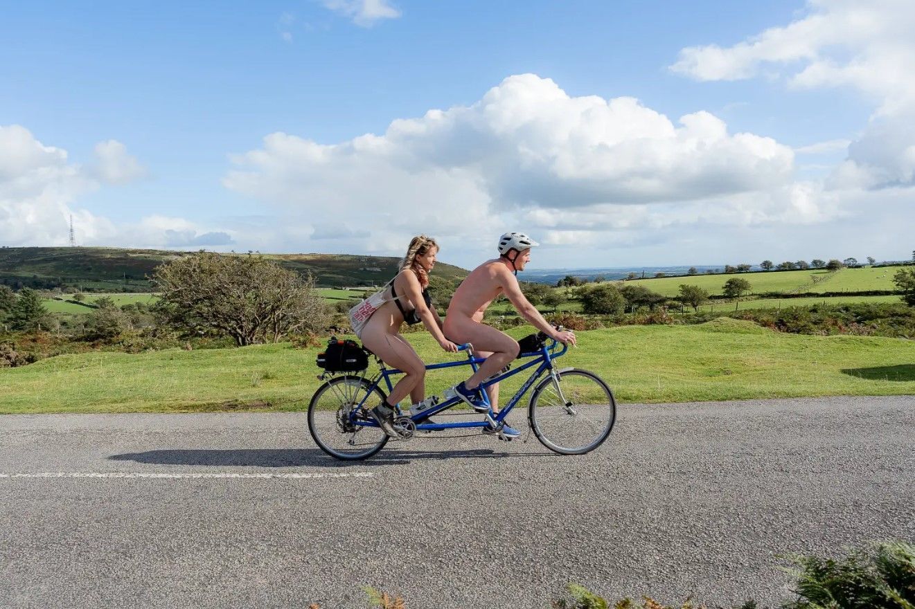Друзья проехали голышом 418 километров на велосипеде-тандеме Друзья проехали голышом 418 километров на велосипеде-тандеме