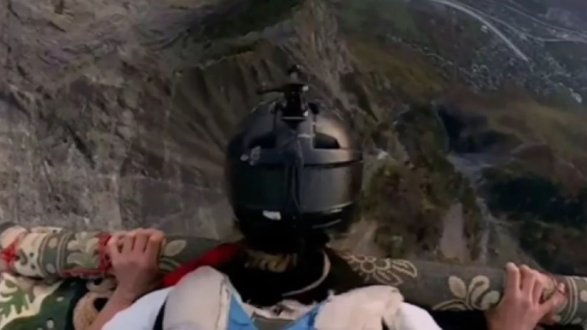 Мужчина спустился с 2400-метровой горы на ковре-самолете Мужчина спустился с 2400-метровой горы на ковре-самолете