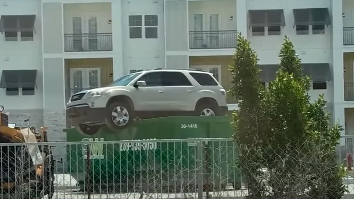 В США в мусорном баке нашли внедорожник - курьезное видео В США в мусорном баке нашли внедорожник - курьезное видео