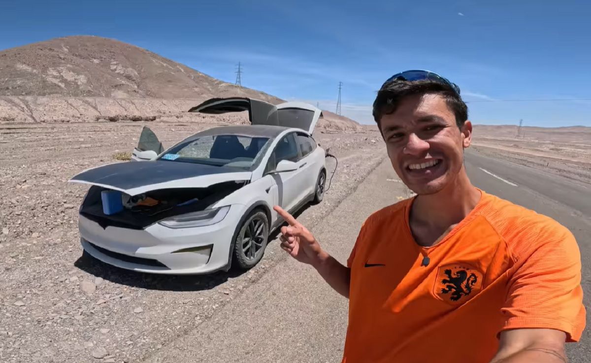 У водителя Tesla машина разрядилась посреди пустыни У водителя Tesla машина разрядилась посреди пустыни